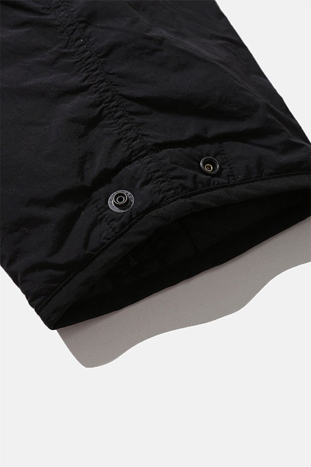 밀 라이너 재킷 - 블랙은 밀리터리 스타일과 캐주얼 무드를 동시에 느낄 수 있는 공용 라이너 재킷입니다. 두껍고 부드러운 나일론, 폴리에스테르 혼방 소재로 제작되어 간절기부터 겨울까지 따뜻하게 착용 가능하며, 루즈핏으로 편안한 착용감을 선사합니다. V넥 라인, 2웨이 지퍼, 다양한 포켓 디테일, 밑단 스토퍼, 이중 소매 커프스 및 신슐레이트 충전재가 적용되어 보온, 방풍, 경량, 통기 기능을 갖췄습니다. 겨울 데일리룩, 여행룩, 캐주얼, 미니멀, 워크웨어 스타일을 즐겨 입는 분들께 추천합니다.
