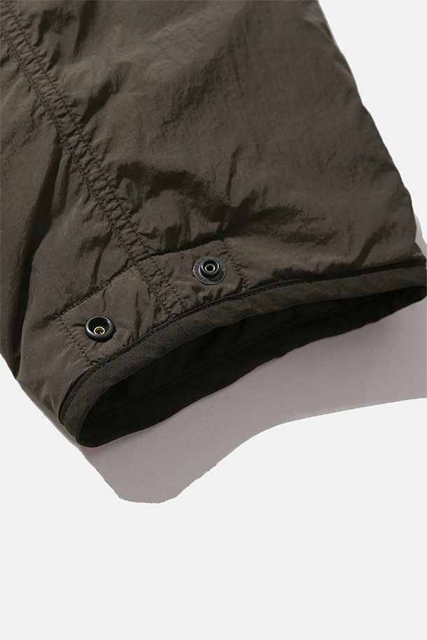 밀 라이너 재킷 - 스톤은 일상, 아웃도어 활동에 적합하며 간절기와 겨울에 따뜻하게 착용할 수 있는 남성용 라이너 재킷입니다. 부드러운 촉감의 나일론과 폴리에스터 혼방 소재에 두꺼운 두께감으로 제작되어 보온성과 방풍 기능을 제공합니다. 루즈핏 디자인에 V넥 라인, 2웨이 지퍼, 지퍼 가슴 포켓, 패치 포켓, 밑단 스토퍼 등 밀리터리 스타일의 디테일을 더했습니다. 신슐레이트 충전재와 이중 소매 커프스로 보온성을 높였으며, 가볍고 통기성이 뛰어나 편안하게 착용 가능합니다. 캐주얼, 미니멀, 클래식 스타일을 즐겨 입는 분들께 추천합니다.
