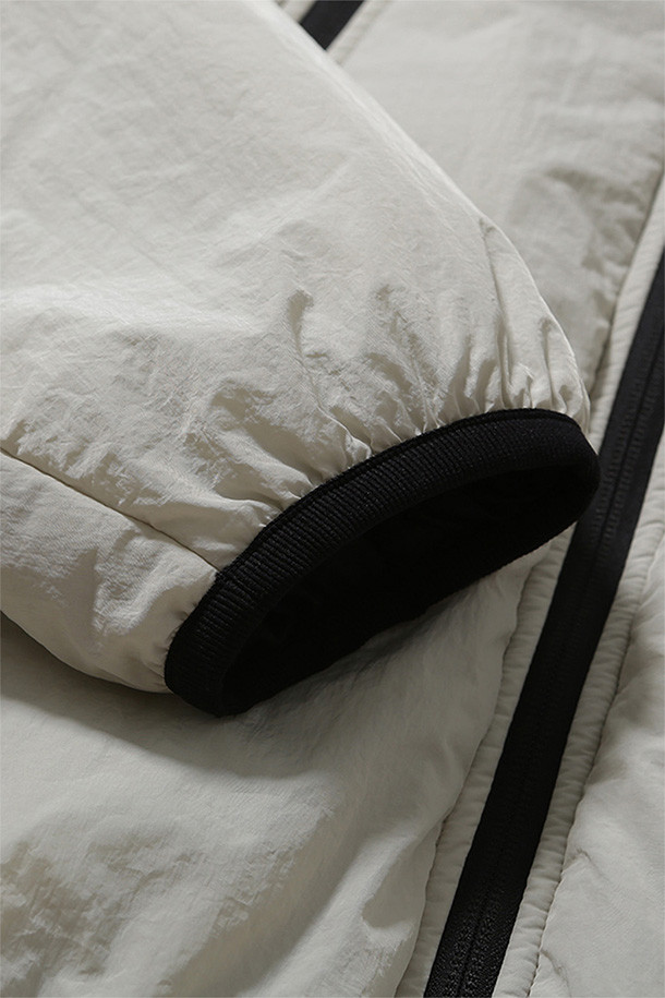 따뜻함과 스타일을 모두 갖춘 DOUBLE-ZIP INSULATED PARKA - 오이스터입니다. 부드러운 메탈릭 크링클 나일론 겉감과 보온성이 뛰어난 신슐레이트 충전재로 제작되어 한겨울 추위에도 끄떡없습니다. 2웨이 지퍼, 워머 포켓, 메쉬 가리개, 바인딩 처리된 밑단과 소매단 등 섬세한 디테일이 돋보이며, 오버핏 디자인으로 편안한 착용감을 선사합니다. 캐주얼, 미니멀, 고프코어 스타일을 즐기는 분들께 겨울철 데일리룩, 산책룩, 여행룩으로 추천합니다. 방풍 및 통기 기능으로 쾌적함까지 더했습니다.
