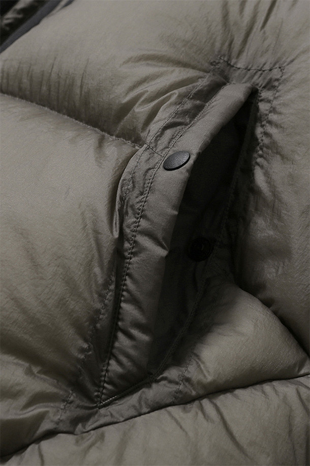 SHADOW PUFFER DOWN PARKA - 쉬어 올리브는 일상, 아웃도어 활동은 물론 여행과 캠핑, 등산 시에도 유용한 다운 파카입니다. 톤 다운된 올리브 컬러에 무지 디자인으로 어떤 스타일에도 쉽게 매치할 수 있으며, 캐주얼, 스포티, 고프코어 스타일을 연출하기 좋습니다. 구스다운 90:10 충전재와 FP800+의 높은 필파워, 방풍 및 발수 기능으로 뛰어난 보온성을 제공하며 경량 설계로 활동성을 높였습니다. 루즈핏으로 편안한 착용감을 선사하며, 양방향 지퍼, 높은 카라, 다양한 포켓, 벨크로 소매 조절 및 밑단 스토퍼 디테일로 기능성을 더했습니다. 겨울철 추위 속에서도 스타일과 따뜻함을 모두 놓치지 마세요.
