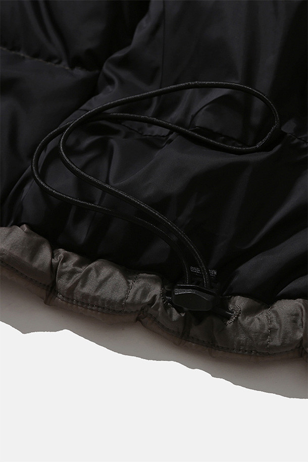 HELIUM 다운 재킷 - 시어 올리브는 겨울철 추위를 막아줄 공용 다운자켓입니다. 캐주얼, 미니멀 스타일을 즐기는 분들께 적합하며, 출근룩과 여행룩에 모두 활용할 수 있습니다. 90:10 구스다운 충전재와 FP800+ 등급의 뛰어난 보온성을 자랑하며, 방풍, 발수 기능으로 변덕스러운 날씨에도 끄떡없습니다. 루즈핏으로 편안한 착용감을 선사하며, 양방향 지퍼, 지퍼 포켓, 내부 지퍼 포켓, 신축성 있는 소매 커프스, 밑단 스토퍼 등의 디테일로 실용성을 더했습니다. 부드러운 촉감의 나일론 소재를 사용하여, 매일 입고 싶은 데일리 아우터가 되어줄 것입니다.
