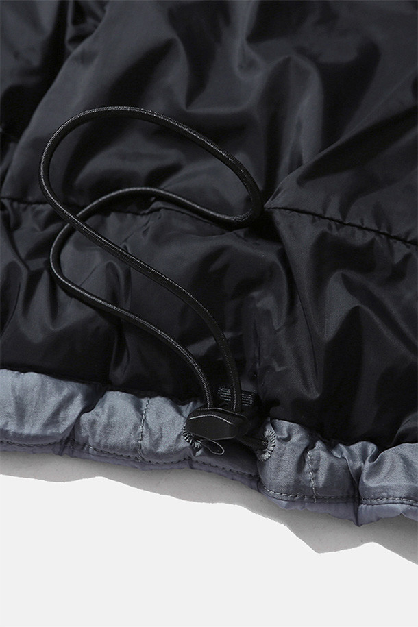 헬륨 후드 다운 재킷 - 쉬어 더스티 블루는 가을과 겨울, 일상과 여행, 캠핑 등 다양한 TPO에 활용 가능한 아우터입니다. 캐주얼, 미니멀, 고프코어 스타일을 아우르는 베이직하고 릴랙스 핏의 디자인으로, 무지 패턴과 얇은 두께로 제작되었습니다. 방풍, 발수, 보온 기능과 경량성을 갖춰 활동성을 높였으며, 후드, 하이넥, 밑단 스트링 디테일로 보온성을 더했습니다. 나일론, 구스다운, 폴리에스테르 등 3가지 주요 소재를 사용하여 편안한 착용감을 선사합니다. 집업 방식으로 간편하게 착용 가능하며, 긴 소매 기장으로 따뜻함을 유지해 줍니다.
