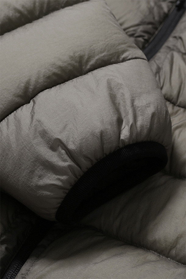 HELIUM 후디드 다운 재킷 - 시어 올리브는 일상, 출근룩, 여행룩에 모두 어울리는 공용 다운자켓입니다. 캐주얼, 스포티, 미니멀 스타일을 아우르는 디자인으로, 방풍, 발수 기능과 뛰어난 보온성, 경량성을 갖춘 겨울철 필수템입니다. 구스다운 90:10 충전재와 FP800+ 등급의 안감을 사용하여 우수한 보온성을 제공하며, 부드러운 나일론 소재와 루즈핏으로 편안한 착용감을 선사합니다. 양방향 지퍼, 지퍼 포켓, 내부 지퍼 포켓, 신축성 있는 소매 커프스, 밑단 스토퍼 등 다양한 기능으로 활용성을 높였습니다.
