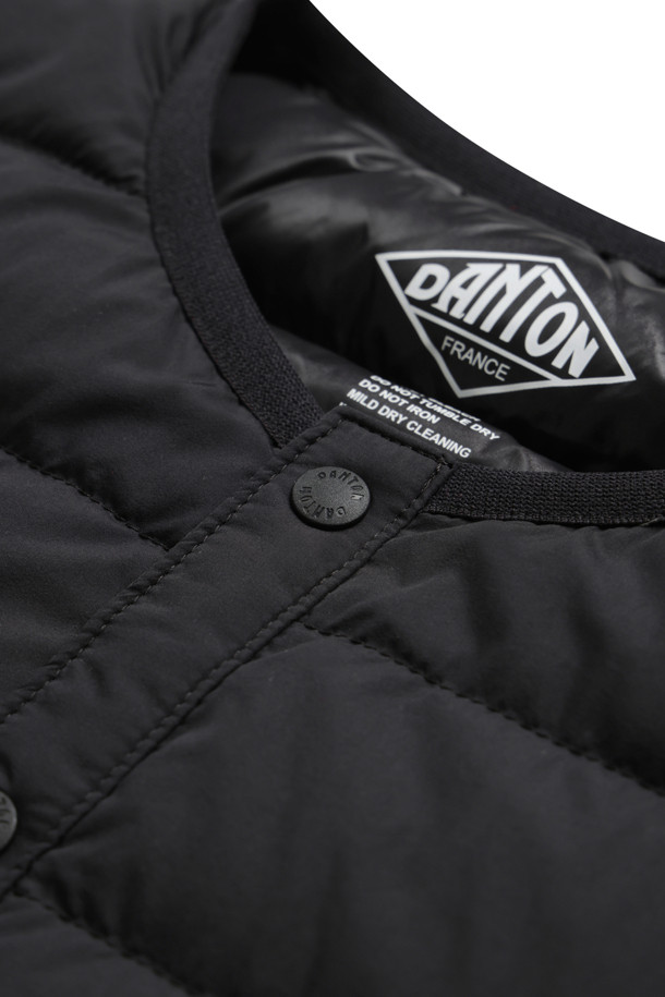 여성용 크루넥 이너 다운 재킷 - 블랙은 겨울철 일상과 출근룩에 모두 잘 어울리는 미니멀하고 베이직한 스타일의 다운 재킷입니다. 부드러운 촉감의 고밀도 우븐 나일론 태피터 소재를 사용하여 편안한 착용감을 선사하며, 라운드넥 디자인으로 어떤 옷에도 쉽게 매치할 수 있습니다. 친환경 재활용 다운 충전재와 두꺼운 두께감으로 뛰어난 보온성을 제공하며, 허리 신축성 드로코드와 수납 주머니가 있어 실용성을 더했습니다. 레귤러핏으로 제작되어 편안한 착용감을 선사하며, 긴 소매 기장과 스냅 여밈 방식이 특징입니다.
