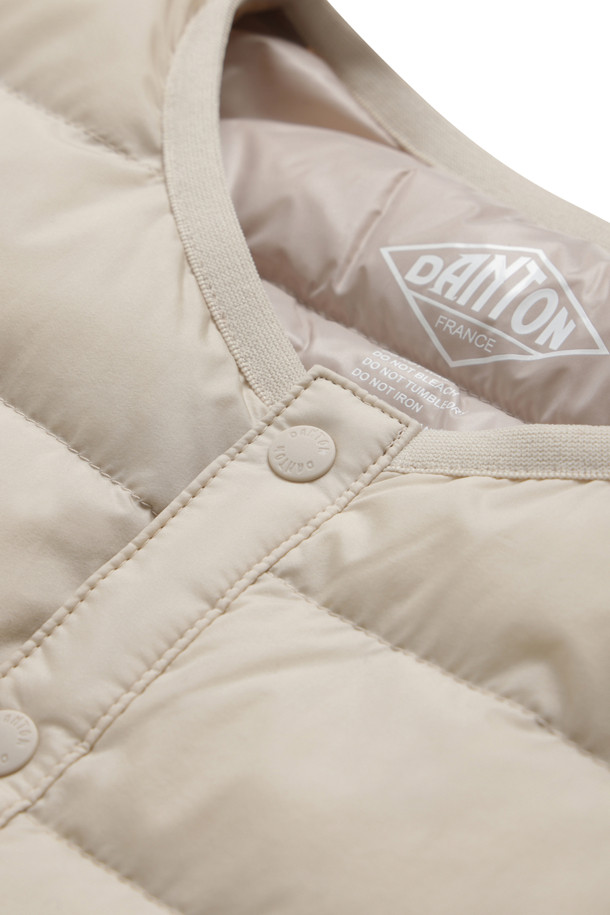 "WOMEN'S CREWNECK INNER DOWN JACKET - 오이스터 화이트"는 겨울철 여성의 따뜻함을 책임지는 다운 자켓입니다. 미니멀하고 베이직한 스타일로, 출근룩은 물론 다양한 일상 스타일에 매치하기 좋습니다. 부드러운 촉감의 고밀도 우븐 나일론 태피터 소재를 사용하여 편안한 착용감을 선사하며, 허리 드로코드를 통해 핏 조절이 가능합니다. 친환경 재활용 다운 충전재와 숏패딩 디자인으로 보온성과 경량성을 동시에 갖췄으며, 수납 주머니가 있어 실용적입니다. 집업 방식에 크롭 기장으로, 세련된 겨울 스타일을 완성해 보세요.
