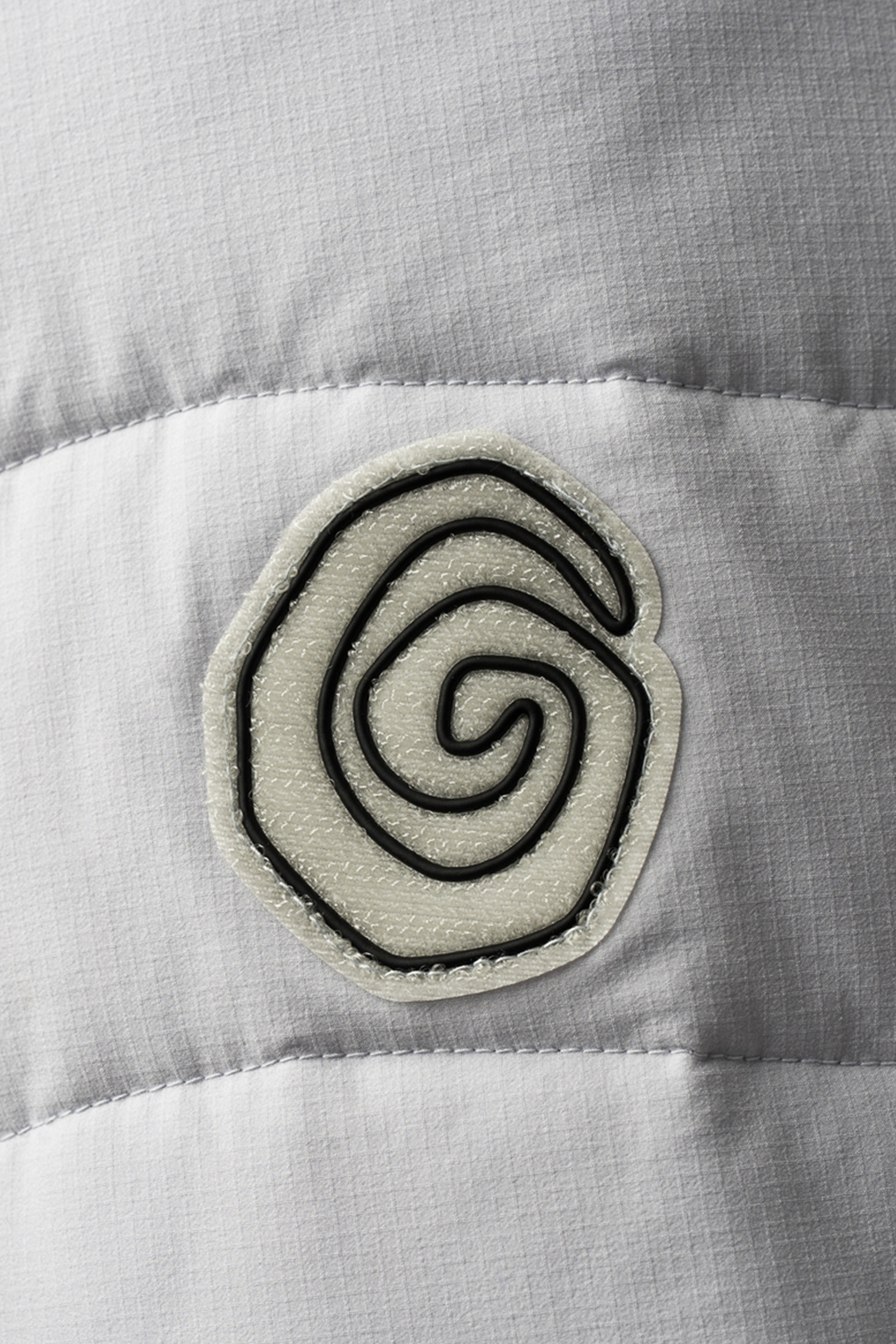 Ostrya(오스트리아) Sapwood Synthetic 재킷 - F24G08J Timberwolf는 일상과 아웃도어 활동 모두에 적합한 남녀 공용 패딩 재킷입니다. Timberwolf 및 그레이 두 가지 색상으로 제공되며, 가을/겨울 시즌에 따뜻하게 착용할 수 있습니다. 스포티하면서도 캐주얼한 무드의 무지 디자인으로, 레귤러핏과 레귤러 기장으로 편안함을 더했습니다. 집업 스타일의 긴 소매 재킷으로, 외부 포켓 2개, 내부 덤프 포켓 2개, 밴딩 커프스와 밑단, 패커블 기능 등을 갖춰 실용성을 높였습니다. 보온, 경량, 재귀반사 기능을 갖춘 나일론 소재의 두꺼운 패딩 재킷으로, 등산, 캠핑, 출근 등 다양한 TPO에 스타일리시하게 활용할 수 있습니다.
