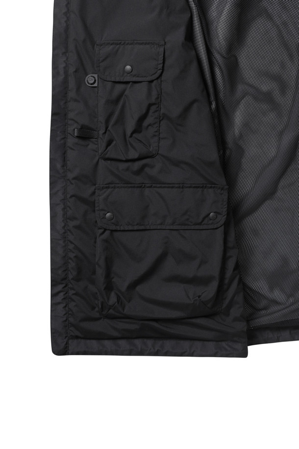 고어텍스 윈드스토퍼 테크 아머드 쉘 재킷 - 블랙은 남성을 위한 자켓입니다. 고어텍스 윈드스토퍼 기술을 적용하여 방수, 방풍 기능을 제공하며 가볍고 활동성이 뛰어납니다. 봄, 가을 시즌에 적합하며, 아웃도어 활동은 물론 일상에서도 스포티하고 테크니컬한 스타일을 연출할 수 있습니다. 레귤러핏으로 편안하게 착용 가능하며, 윈드브레이커 디자인에 집업 여밈 방식, 멀티 포켓 디자인이 특징입니다. 등산, 여행, 캠핑 등 다양한 TPO에 활용할 수 있으며, 고프코어, 미니멀 스타일에도 잘 어울립니다.
