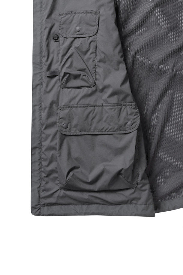 고어텍스 윈드스토퍼 테크 아머드 쉘 재킷 - 차콜은 남성을 위한 아우터 자켓입니다. 봄, 가을 계절에 적합하며, 아웃도어 및 일상 용도로 활용할 수 있습니다. 방수, 방풍 기능을 갖춘 윈드스토퍼 소재와 멀티 포켓 디자인으로 실용성을 높였습니다. 레귤러핏, 레귤러 기장의 차콜 컬러 무지 쉘 재킷으로 고프코어, 스포티, 미니멀 스타일을 연출할 수 있습니다. 등산룩, 여행룩, 캠핑룩 등 다양한 TPO에 활용 가능한 활용도 높은 아이템입니다.
