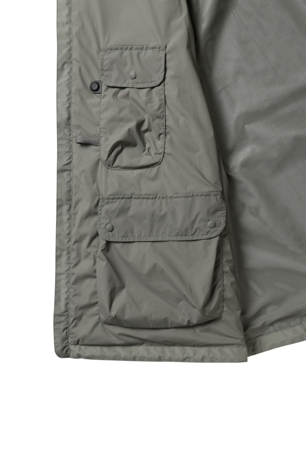 고어텍스 윈드스토퍼 테크 아머드 쉘 재킷 - 울프그레이는 뛰어난 방수, 방풍 기능을 제공하는 남성용 재킷입니다. 봄, 가을 날씨에 적합하며, 아웃도어 활동과 일상생활 모두에서 활용 가능합니다. 레귤러핏으로, 회색 무지 디자인에 집업 여밈 방식과 긴 소매 기장으로 제작되었습니다. 경량 소재와 멀티 포켓 디테일은 스포티, 고프코어, 미니멀 스타일을 연출하며, 여행, 산책, 등산 시 편안함을 선사합니다. 고어텍스 소재를 사용하여 기능성과 스타일을 모두 갖춘 테크니컬 재킷입니다.
