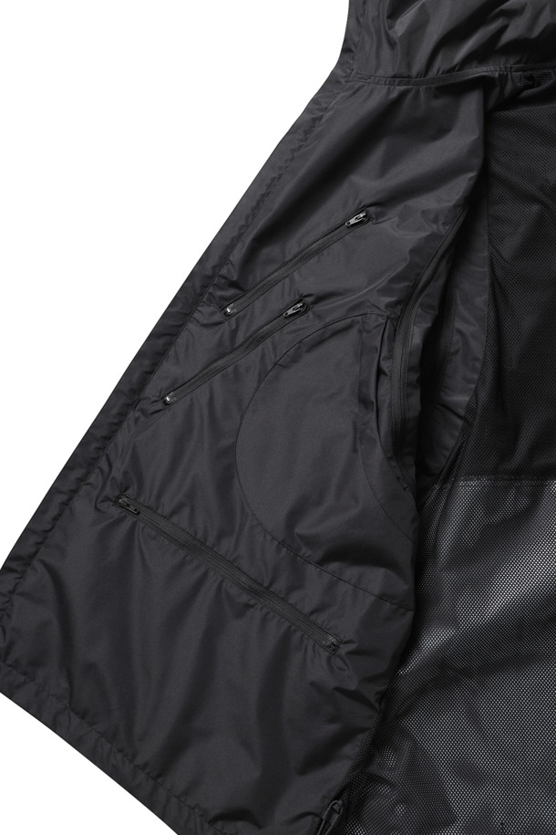 고어텍스 윈드스토퍼 테크 2웨이 윈드브레이커 재킷 - 블랙은 아웃도어 활동은 물론 일상에서도 활용하기 좋은 남녀 공용 윈드브레이커입니다. 봄, 가을 계절에 적합하며, 스포티, 캐주얼 스타일에 매치하기 좋습니다. 탈부착 후드, 다양한 포켓, 탈부착 소매, 방수/방풍 기능을 갖춰 활동성을 높였습니다. 고어텍스 및 나일론 소재로 제작되어 얇지만 튼튼하며, 패커블 기능으로 휴대와 보관이 용이합니다. 여행룩, 등산룩, 가을 나들이룩 등 다양한 TPO에 활용할 수 있습니다.
