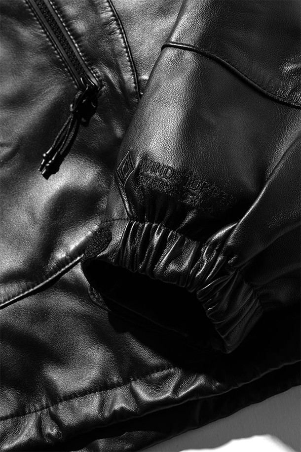 (CLESSTE) 고어텍스 랩스 레더 시티 밀리터리 재킷 - 블랙은 남녀 모두 착용 가능한 밀리터리 스타일의 아우터입니다. 양가죽과 고어텍스 소재를 사용하여 방수, 방풍, 투습 기능을 갖췄으며, 라글란 소매로 활동성을 높였습니다. 두꺼운 두께감과 부드러운 촉감, 레귤러핏으로 편안한 착용감을 제공합니다. 출근룩과 여행룩, 미니멀, 클래식, 스트리트 등 다양한 스타일 연출에 활용할 수 있는 블랙 컬러의 집업 자켓입니다.
