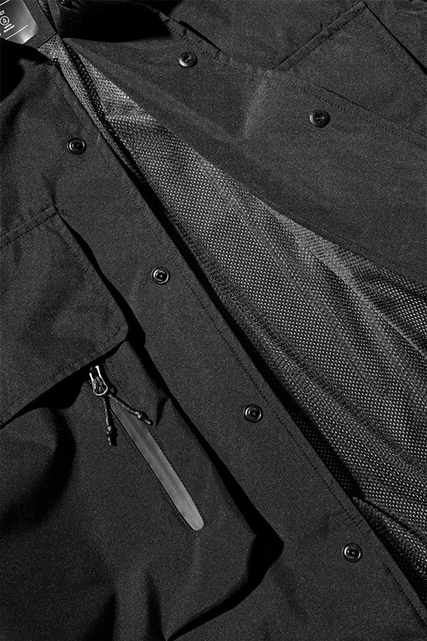 (CLESSTE) 고어텍스 랩스 디테쳐블 웨이딩 셔츠 재킷 - 블랙은 남성용 셔츠 재킷으로, 어반 아웃도어 및 피싱 활동에 적합합니다. 봄, 가을 계절에 착용하기 좋으며, 스포티하고 아웃도어 스타일을 연출합니다. 고어텍스 소재로 제작되어 방풍, 투습, 발수 기능을 갖추었습니다. 디테쳐블 소매 디자인으로 긴 소매와 반소매, 두 가지 스타일을 즐길 수 있으며, 가슴 포켓과 턱 스트랩이 특징입니다. 여행룩, 캠핑룩, 등산룩에 활용하기 좋은 고프코어, 스포티, 미니멀 스타일의 제품입니다.
