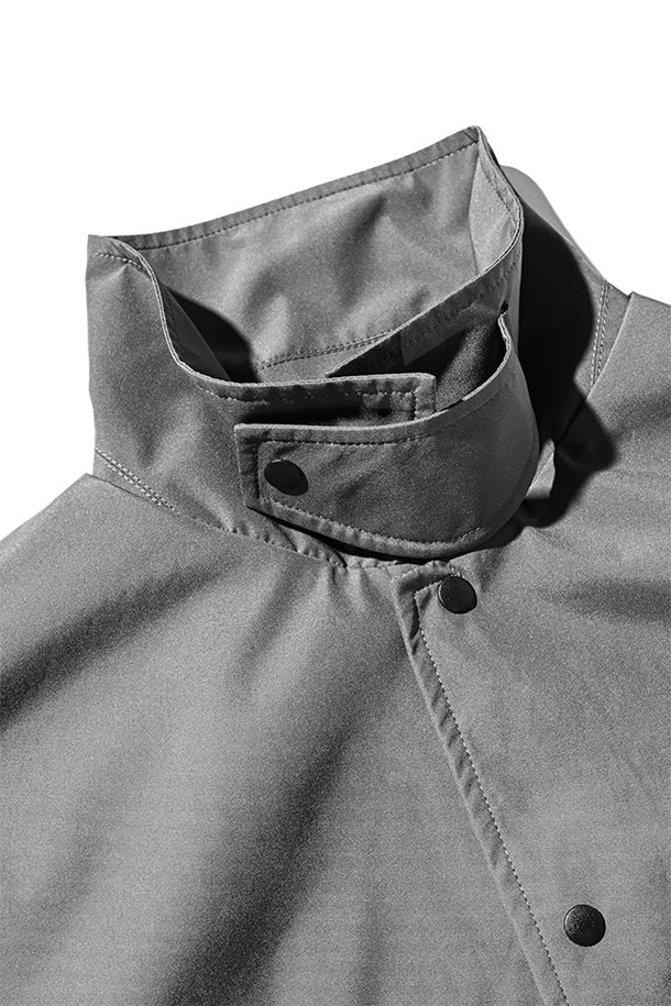 (CLESSTE) 고어텍스 랩스 디태처블 웨이딩 셔츠 재킷 - 그래파이트 그레이는 남성용 셔츠 재킷으로, 고어텍스 소재를 사용하여 방풍, 투습, 발수 기능을 갖췄습니다. 소매 분리가 가능하여 긴 소매와 반소매 두 가지 스타일로 연출할 수 있으며, 가슴 포켓과 칼라 턱 스트랩 디테일이 돋보입니다. 레귤러핏으로 제작되어 아웃도어 활동뿐만 아니라 일상에서도 스포티하고 미니멀한 스타일을 연출할 수 있습니다. 봄, 여름 시즌에 여행, 캠핑, 등산 시 착용하기 좋은 아이템입니다.
