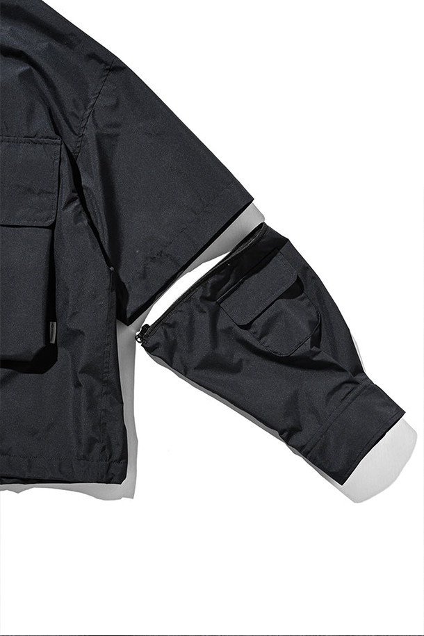 (CLESSTE) 고어텍스 랩스 탈부착 와딩 셔츠 재킷 - 네이비는 아웃도어 활동과 일상에서 활용 가능한 셔츠 재킷입니다. 방풍, 투습, 발수 기능을 갖춘 고어텍스 소재를 사용하여 봄, 여름 시즌에 쾌적하게 착용할 수 있습니다. 소매 탈부착이 가능하여 반소매와 긴소매 두 가지 스타일로 연출할 수 있으며, 가슴 포켓과 칼라 턱 스트랩 디테일이 돋보입니다. 레귤러핏으로 제작되어 여행, 캠핑, 등산 등 다양한 TPO에 캐주얼, 스포티, 고프코어 스타일을 더해줍니다. 네이비 컬러의 무지 디자인으로 어떤 옷에도 쉽게 매치할 수 있습니다.
