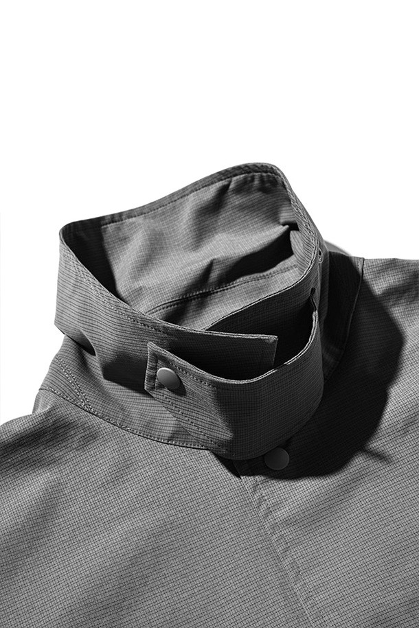 (CLESSTE) GRAPH CHECK WADING S/S 셔츠 재킷은 차콜과 블랙 컬러의 체크 패턴이 돋보이는 남성용 셔츠 자켓입니다. 봄, 여름 시즌에 적합하며, 캐주얼, 스포티한 스타일을 연출합니다. 루즈핏의 레귤러 기장으로 편안하게 착용 가능하며, 스탠드업 칼라와 가슴 플랩 포켓, 드로우스트링으로 실루엣 조절이 용이합니다. 여행룩이나 휴가룩에 활용하기 좋으며, 미니멀한 스타일 연출에도 적합합니다. 반소매 디자인으로 활동성을 높인 얇은 두께의 셔츠형 아우터입니다.
