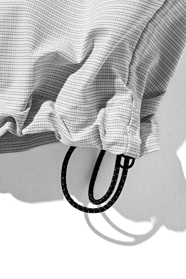 (CLESSTE) GRAPH CHECK WADING S/S 셔츠 재킷 - 화이트 X 블랙은 캐주얼, 스포티, 미니멀 스타일을 아우르는 남성용 셔츠형 자켓입니다. 봄, 여름 시즌에 적합하며, 체크 패턴과 화이트, 블랙 컬러 배색이 특징입니다. 반소매 기장과 얇은 두께감으로 시원하게 착용 가능하며, 스탠드업 칼라와 드로우스트링, 플랩 포켓 디테일이 돋보입니다. 레귤러핏으로 제작되어 편안한 착용감을 제공하며, 여행룩과 휴가룩에 잘 어울립니다. 버튼 여밈 방식으로 간편하게 스타일링할 수 있는 크롭 기장의 셔츠 자켓입니다.
