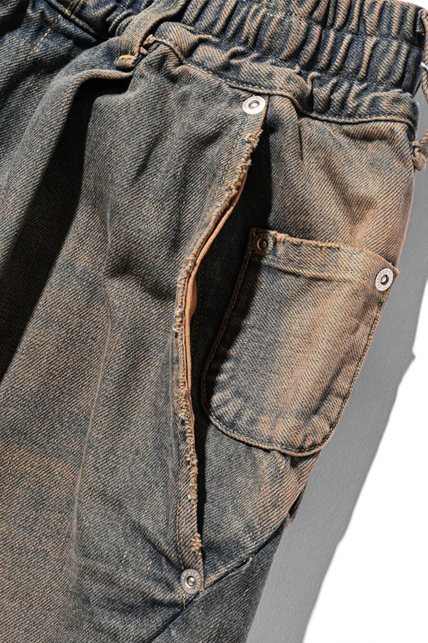 (CLESSTE) 빈티지 브라운 컬러의 셀비지 데님 팬츠입니다. 남성용으로, 빈티지 무드와 캐주얼 스타일을 연출하기 좋습니다. 두꺼운 데님 소재에 뻣뻣한 촉감, 루즈핏과 와이드 핏으로 편안함을 더했습니다. 사계절 착용 가능하며, 빈티지 워싱과 트위스트 디자인이 특징입니다. 일상복으로 개성 있는 스타일을 완성해보세요.
