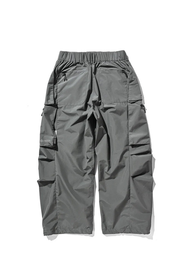 (CLESSTE) GTX CITY 밀리터리 커브 팬츠 - 그래파이트 그레이는 남성용 밀리터리 팬츠입니다. 일상, 아웃도어 활동에 적합하며, 봄, 가을, 겨울 계절에 착용하기 좋습니다. 루즈핏으로 편안함을 강조하며, 무지 디자인에 두꺼운 두께감과 뻣뻣한 촉감의 나일론 소재를 사용했습니다. 카고 포켓과 테크니컬 소재가 특징이며, 캐주얼, 스트리트, 워크웨어 스타일을 연출할 수 있습니다.
