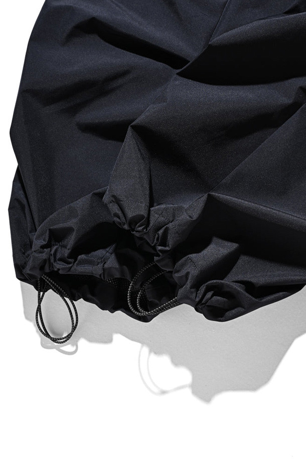 (CLESSTE) GTX CITY MILITARY CURVE PANTS - 네이비는 남성용 바지로, 봄, 가을, 겨울 계절에 착용하기 좋습니다. 넉넉한 루즈핏과 와이드 핏으로 편안한 착용감을 제공하며, 두꺼운 나일론 소재로 제작되어 뻣뻣한 촉감이 특징입니다. 밀리터리 스타일과 스트릿 무드를 동시에 연출할 수 있으며, 카고 포켓 디테일이 돋보입니다. 캠핑룩, 스트리트, 워크웨어, 고프코어 스타일을 즐겨 입는 남성에게 추천합니다.
