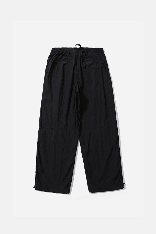 유틸리티 하이킹 라인드 팬츠 - 블랙은 남성용 긴바지로, 가을과 겨울에 적합한 두꺼운 두께감의 팬츠입니다. 나일론과 면 혼방 소재에 기모 안감으로 보온성을 높였으며, 루즈핏으로 편안한 착용감을 제공합니다. 허리 벨트 조절, 지퍼 포켓, 거셋 디테일, 밑단 스트링, 내장형 이밴드 등 하이킹과 아웃도어 활동에 유용한 기능들을 갖추었습니다. 스포티, 캐주얼 스타일 연출이 가능하며 등산, 캠핑, 겨울철 데일리룩에 활용하기 좋습니다.
