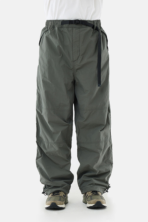 유틸리티 하이킹 라인드 팬츠 - 올리브는 남성용 긴바지로, 가을과 겨울에 착용하기 좋은 두꺼운 두께감의 방수 보온 바지입니다. 올리브 컬러의 무지 디자인에 루즈핏으로 편안한 착용감을 제공하며, 아웃도어 및 캐주얼 스타일을 연출할 수 있습니다. 하이킹, 아웃도어, 일상 활동에 적합하며, 지퍼 포켓, 허리 벨트, 거셋 디테일, 밑단 스트링, 내장형 이밴드 등의 다양한 기능과 디테일을 갖추고 있습니다. 등산, 캠핑, 가을 나들이룩에 어울리는 워크웨어, 고프코어 스타일의 캐주얼 팬츠입니다. 나일론과 면 혼방 소재에 기모 안감으로 보온성을 높였습니다. 허리 밴딩으로 사이즈 조절이 용이합니다.
