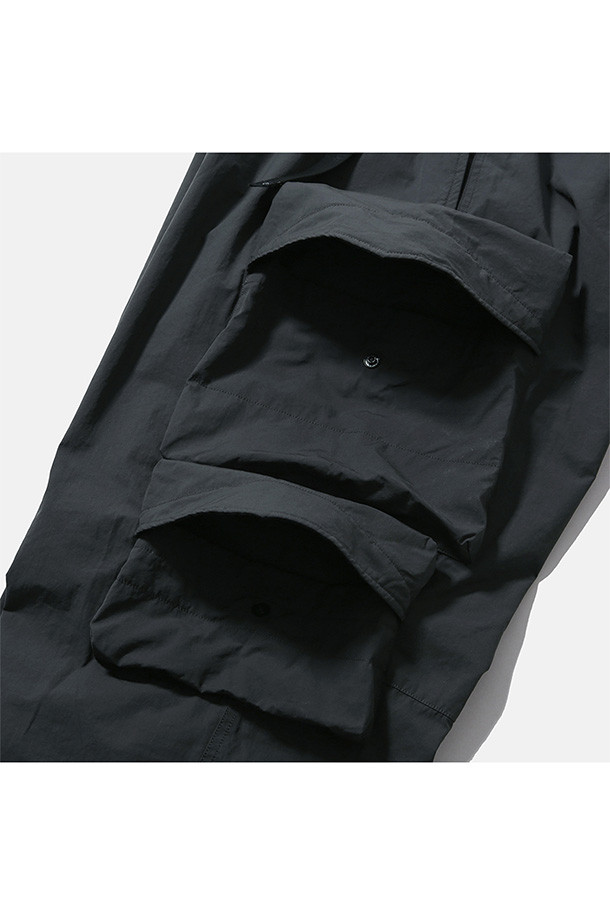 SIMO LINED PANTS - 차콜은 스위스 군 저격수 군복을 기반으로 제작된 남성용 라인드 팬츠입니다. 겨울철 일상과 밀리터리 스타일을 모두 만족시키는 이 바지는 두꺼운 두께감과 발열 안감으로 뛰어난 보온성을 제공합니다. 루즈핏으로 편안한 착용감을 선사하며, 허리 벨트, 밑단 스트링 조절 기능으로 사이즈를 맞춤 조절할 수 있습니다. 플랩 포켓과 스냅 여밈 디테일이 특징이며, 워크웨어, 캐주얼, 미니멀 스타일 모두 소화 가능한 활용도 높은 아이템입니다. 차콜 색상의 무지 패턴으로 어떤 상의와도 쉽게 매치하여 겨울 데일리룩, 캠핑룩을 연출할 수 있습니다.
