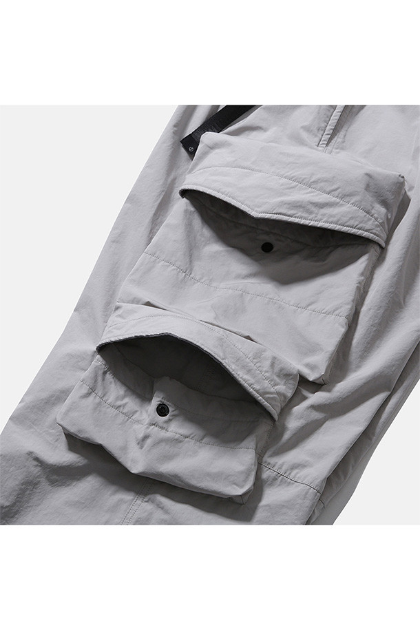 SIMO LINED PANTS - OYSTER (시모 라인드 팬츠 - 오이스터)는 남성용 바지로, 스위스 군 저격수 군복을 베이스로 제작되어 밀리터리 스타일을 연출합니다. 두꺼운 두께감과 발열 안감으로 겨울철에도 따뜻하게 착용 가능하며, 루즈핏으로 편안한 착용감을 제공합니다. 허리 벨트, 밑단 스트링, 내장형 이밴드, 패치 포켓 등 다양한 디테일이 돋보이며, 일상, 여행, 산책 등 다양한 TPO에 활용 가능합니다. 나일론과 면 혼방 소재에 무지 패턴으로 워크웨어, 미니멀, 클래식 스타일을 모두 소화합니다.
