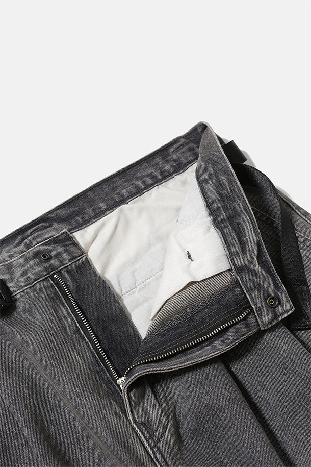 블리치드 블랙 컬러의 와이드 벨티드 데님 팬츠입니다. 캐주얼, 미니멀, 시티보이 스타일을 즐기는 분들께 추천합니다. 11온스 면 소재로 제작되어 편안한 착용감을 선사하며, 넉넉한 와이드핏으로 활동성을 높였습니다. 허리 턱 및 다트 디테일이 돋보이며, 자석 버클과 스냅 버튼 뒷주머니, 지퍼 플라이 등의 특징을 갖추었습니다. 데일리룩, 동네 마실룩, 쇼핑룩 등 다양한 TPO에 활용하기 좋습니다.
