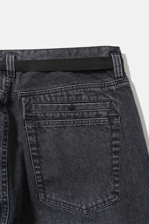 "와이드 벨티드 6P 데님 팬츠 - 스모키 인디고"는 클래식한 무드의 데님 팬츠입니다. 11.75온즈 면 소재로 제작되어 사계절 내내 착용 가능하며, 와이드핏으로 편안한 착용감을 선사합니다. 벨트 탈부착이 가능하며, 자석 버클, 지퍼 플라이 디테일로 완성도를 높였습니다. 스냅 여밈 웰트 포켓과 후면 패치 포켓을 더해 실용성을 더했습니다. 출근룩, 모임룩, 캐주얼, 미니멀 등 다양한 스타일 연출에 활용할 수 있습니다.
