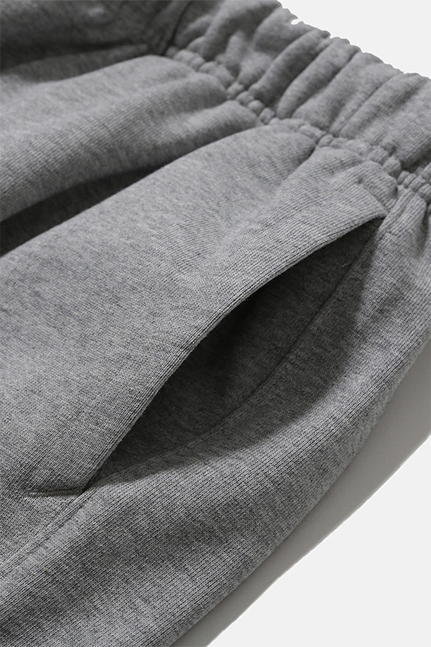 남성용 'BAGGY SWEAT PANTS (배기 스웻 팬츠) - 헤더 그레이'입니다. 부드러운 면과 폴리에스테르 혼방 소재로 제작되어 편안한 착용감을 선사하며, 봄, 가을, 겨울 모두 활용 가능합니다. 넉넉한 배기핏과 루즈핏으로 편안함을 강조하고, 두꺼운 두께감으로 보온성을 더했습니다. 허리 부분에는 내장형 밴딩과 스트링이 있어 조절이 용이하며, 사이드 및 후면 포켓으로 실용성을 높였습니다. 캐주얼, 스포티, 미니멀 스타일을 소화하며 집콕룩, 산책룩, 캠핑룩 등 다양한 TPO에 활용하기 좋습니다.
