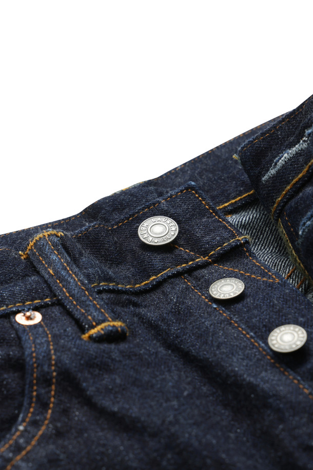 빈티지 5포켓 이스트-웨스트 셀비지 데님 팬츠 - 이스트/웨스트 린스는 남성용으로 제작된 레귤러핏 데님 팬츠입니다. 네이비 컬러의 무지 데님 소재로, 사계절 내내 착용하기 좋습니다. 뻣뻣한 촉감과 두꺼운 두께감으로 빈티지하고 클래식한 스타일을 연출합니다. 셀비지 디테일과 5포켓 디자인이 특징이며, 미니멀, 워크웨어 스타일을 선호하는 분들께 추천합니다.
