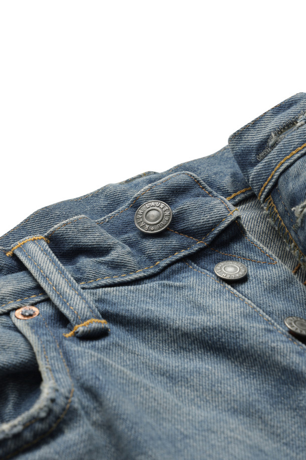 빈티지 5 포켓 미들랜즈 셀비지 진 - 미들랜즈 워시는 남성용 데님 팬츠로, 캐주얼하고 클래식한 스타일을 연출합니다. 미드블루 컬러의 무지 디자인이며, 사계절 착용 가능합니다. 뻣뻣한 촉감의 스트레이트핏으로, 5 포켓 디자인과 셀비지 데님, 체인 스티치 허리밴드가 특징입니다. RRL 자수와 뒷면 스웨이드 로고 라벨, 그리고 미국에서 제작되었다는 점이 돋보입니다.
