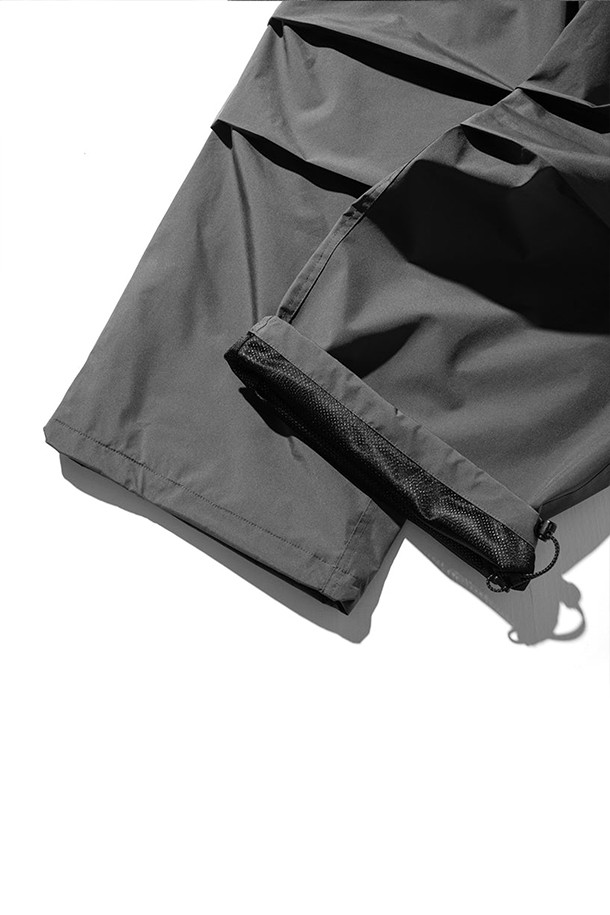 (CLESSTE) 고어텍스 랩스 시티 오버 트라우저 - 그래파이트 그레이는 남녀 공용으로, 일상 및 아웃도어 활동에 적합한 사계절용 오버팬츠입니다. 밀리터리 및 스포티 스타일을 결합하여 캐주얼, 고프코어, 스포티 룩 연출에 용이하며, 여행, 캠핑, 등산 시에도 활용하기 좋습니다. 넉넉한 루즈핏에 긴 기장으로 편안함을 제공하며, 방풍, 투습, 발수 기능으로 쾌적한 착용감을 선사합니다. 허리 고무밴드, 드로코드, 밑단 조절 장치, 립스탑 소재를 적용하여 실용성을 높였습니다.
