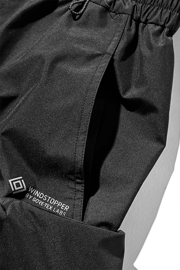 (CLESSTE) 고어텍스 랩스 시티 밀리터리 하프 팬츠 002 - 블랙은 봄, 여름 시즌에 적합한 남성용 하프 팬츠입니다. 고어텍스 소재를 사용하여 방풍, 투습, 발수 기능을 갖추어 쾌적함을 유지하며, 밀리터리 & 스포티 스타일을 연출합니다. 카고 팬츠 위에 덧입는 오버 팬츠 디자인으로 옆선 앞쪽 비틀림 디테일이 특징이며, 허리 고무밴드와 드로코드, 밑단 조절 장치로 편안한 착용감을 제공합니다. 레귤러핏으로 제작되었으며, 여행룩, 캠핑룩, 고프코어 및 미니멀, 스포티 스타일을 즐기는 분들에게 적합합니다.
