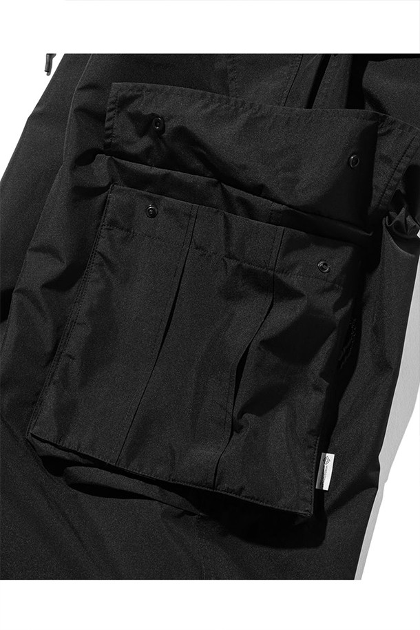 (CLESSTE) 고어텍스 랩스 시티 밀리터리 팬츠 001 - 블랙은 일상과 아웃도어 활동에 적합한 남성용 카고 팬츠입니다. 블랙 컬러의 무지 디자인으로, 봄, 가을, 겨울 계절에 착용하기 좋습니다. 고어텍스 소재를 사용하여 방풍, 투습, 발수 기능을 갖추었으며, 레귤러 핏으로 편안한 착용감을 제공합니다. 카고 포켓, 지퍼 디테일, 드로코드, 오버팬츠 스타일을 더해 밀리터리 무드와 스트릿 스타일을 동시에 연출할 수 있습니다. 여행룩, 캠핑룩, 캐주얼, 고프코어, 스트리트 스타일을 즐기는 분들께 추천합니다.
