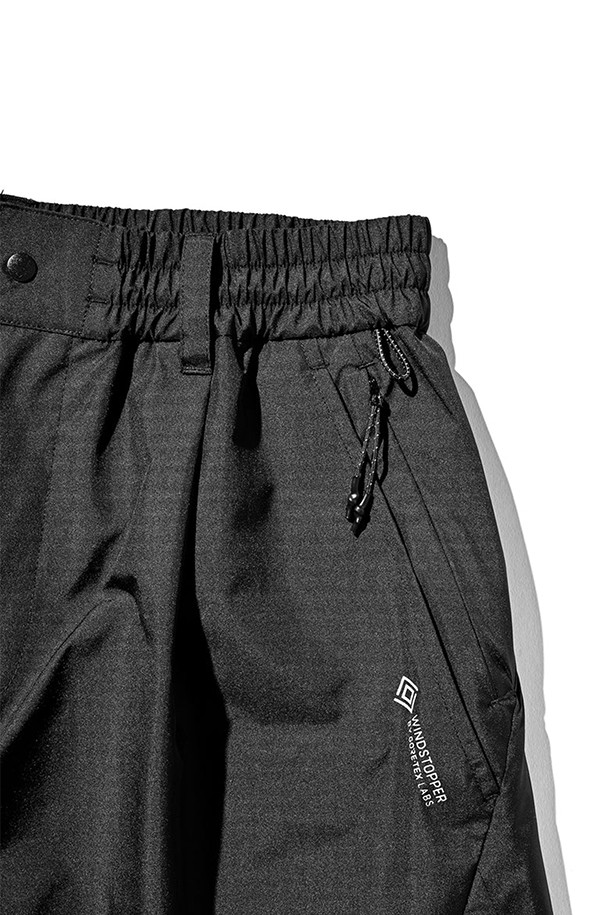 (CLESSTE) 고어텍스 랩스 테크 매시브 트위스티드 하프 팬츠 - 블랙은 남녀 공용으로, 일상과 아웃도어 활동 모두에 적합한 하프 기장의 바지입니다. 고어텍스 소재를 사용하여 방풍, 투습, 발수 기능을 갖추었으며, 봄, 여름, 가을 계절에 착용하기 좋습니다. 루즈핏과 벌룬핏의 넉넉한 핏으로 편안함을 제공하며, 10개의 포켓과 허리 고무밴드, 내부 끈 디테일로 실용성을 더했습니다. 로우라이즈부터 하이웨스트까지 다양한 스타일로 연출 가능하며, 스포티, 미니멀, 고프코어 스타일을 즐기는 분들께 추천합니다.
