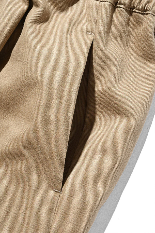 (CLESSTE) 바렐 레그 이지 팬츠 - 베이지는 캐주얼, 미니멀 스타일의 남녀 공용 긴바지입니다. 봄, 가을에 적합하며, 산책룩이나 캠핑룩에 활용하기 좋습니다. 면 소재의 무지 디자인으로, 와이드 및 배기핏의 루즈핏을 연출합니다. 허리 밴딩과 드로우코드가 있어 편안한 착용감을 제공하며, 고밀도 하이카운트 치노 소재로 제작되었습니다.
