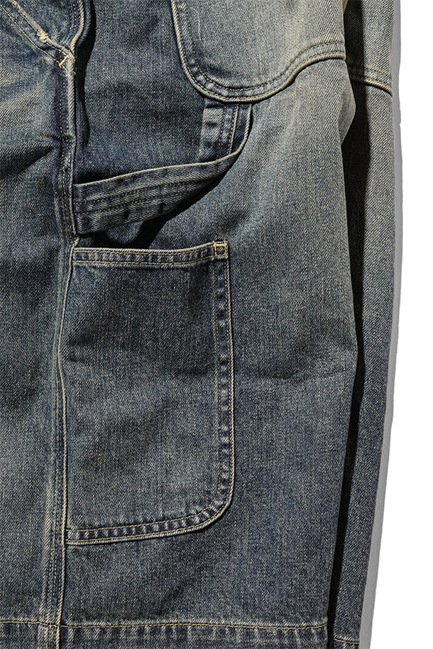 (CLESSTE) 빈티지 데님 워커 하프 팬츠 - 빈티지 인디고는 워크웨어와 캐주얼 스타일을 모두 아우르는 남성용 하프 팬츠입니다. 사계절 모두 착용 가능하며, 여행룩과 캠핑룩에 잘 어울립니다. 10.5oz의 데님 소재로 제작되었으며, 빈티지 오버다잉 처리로 독특한 색감을 연출합니다. 루즈핏으로 편안한 착용감을 제공하며, 셀비지 데님, 페인터 팬츠 디자인, 뒷면 유틸리티 포켓, 내부 드로코드 등의 디테일이 돋보입니다. 로우/하이 웨이스트로 다양하게 연출할 수 있습니다.
