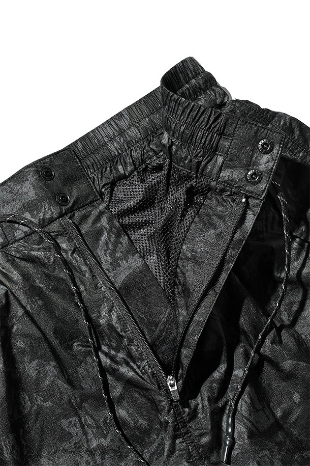 (CLESSTE) 리얼 트리 립스탑 나일론 시티 밀리터리 하프 팬츠 003 - 블랙은 여름철 일상, 여행, 휴가, 캠핑 등 다양한 TPO에 활용하기 좋은 남성용 반바지입니다. 얇고 가벼운 립스탑 나일론 소재로 제작되어 활동성이 뛰어나며, 캐주얼, 미니멀, 워크웨어 스타일을 연출하기 좋습니다. 밀리터리 스타일의 블랙 컬러 하프 기장으로 시원하고 세련된 느낌을 줍니다. 허리 밴딩과 사이즈 조절 기능으로 편안한 착용감을 제공하며, 측면 포켓 2개와 어저스터 디테일로 실용성을 더했습니다. 생활 방수 기능이 있어 가볍게 야외 활동을 즐기기에도 적합합니다.
