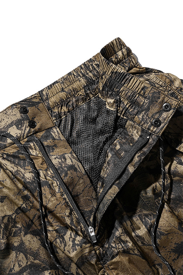 (CLESSTE) 리얼 트리 립스탑 나일론 시티 밀리터리 하프 팬츠 003 - 올리브는 남성용 바지로, 여름철 일상 및 아웃도어 활동에 적합한 밀리터리 스타일의 하프 팬츠입니다. 얇고 가벼운 립스탑 나일론 소재를 사용하여 활동성을 높였으며, 올리브 컬러의 카모 패턴이 특징입니다. 허리 밴딩과 사이즈 조절, 어저스터 조절 기능으로 편안한 착용감을 제공하며, 측면 포켓 2개로 수납성을 더했습니다. 여행룩, 휴가룩, 캠핑룩 등 다양한 TPO에 활용 가능하며, 캐주얼 및 고프코어 스타일을 연출하기 좋습니다.
