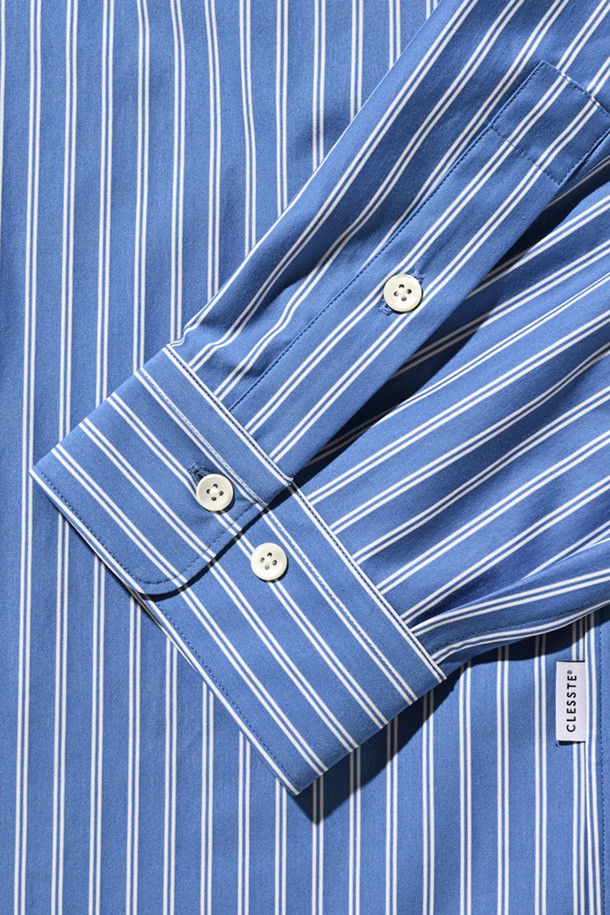 (CLESSTE) 46G 니트 에브리데이 L/S 셔츠 - 삭스 블루 스트라이프는 부드러운 니트 소재로 제작된 여성용 셔츠입니다. 얇은 두께감과 루즈핏으로 편안한 착용감을 선사하며, 봄, 가을에 적합합니다. 셔츠 칼라와 버튼다운 디자인이 특징이며, 데일리룩, 출근룩, 비즈니스 캐주얼 등 다양한 TPO에 활용할 수 있습니다. 베이직, 캐주얼, 클래식, 미니멀 스타일을 즐겨 입는 분들께 추천합니다. 삭스 블루 스트라이프 패턴이 산뜻한 포인트를 더합니다.
