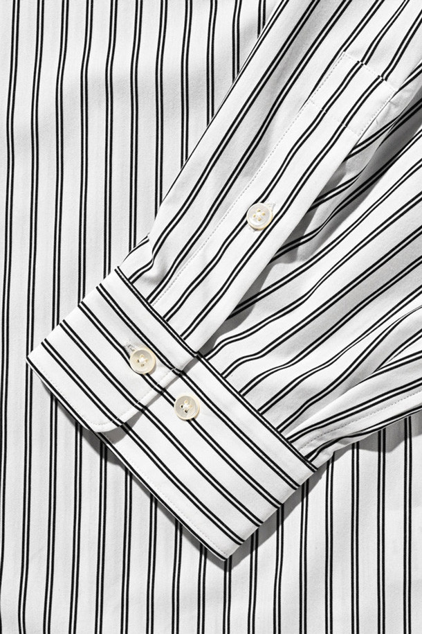 (CLESSTE) 46G 니트 에브리데이 L/S 셔츠 - 화이트 스트라이프는 여성용 니트 셔츠입니다. 부드러운 촉감의 니트 소재로 제작되어 봄, 가을에 착용하기 좋습니다. 라운드넥에 레귤러핏으로 디자인되었으며, 얇은 두께의 긴 소매로 편안하게 착용할 수 있습니다. 화이트와 블랙 스트라이프 패턴이 캐주얼하면서도 미니멀한 스타일을 연출하여 데일리룩과 출근룩에 모두 활용 가능합니다.
