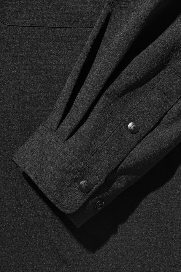 (CLESSTE) 시티 유니폼 L/S 풀오버 셔츠 - 블랙은 미니멀하고 베이직한 스타일의 남녀 공용 긴소매 셔츠입니다. 봄, 가을에 착용하기 좋으며, 오버핏으로 편안한 착용감을 선사합니다. 라운드넥 디자인에 무지 패턴으로 깔끔함을 더했으며, 출근룩이나 비즈니스 캐주얼 스타일에도 활용할 수 있습니다. 화이트 파이핑 디테일이 포인트로, 미니멀, 클래식, 캐주얼 등 다양한 스타일을 연출할 수 있습니다.
