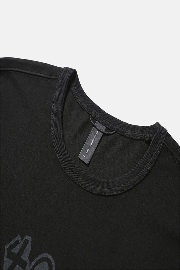 404 GNF(F) L/S 티셔츠 - 블랙은 캐주얼, 스트리트, 미니멀 스타일을 아우르는 긴팔 티셔츠입니다. 봄, 가을, 겨울 계절에 활용하기 좋으며, 일상복으로 편안하게 착용할 수 있습니다. 부드러운 면 소재로 제작되었으며, 오버핏으로 편안한 착용감을 제공합니다. 라운드넥 디자인에 404 GRAPHIC NOT FOUND 그래픽 프린팅이 돋보이며, 손목 립 시접 갈라 처리 및 수축 방지 가공, 골지 립 오프닝 디테일로 완성도를 높였습니다. 겨울철 데일리룩에 개성을 더해보세요.
