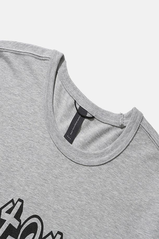 404 GNF(F) L/S 티(TEE) - 헤더 그레이는 남성용 긴팔 티셔츠입니다. 얇은 두께감으로 봄, 가을에 착용하기 좋으며, 캐주얼 및 스트릿 스타일을 연출할 수 있습니다. 오버핏 디자인에 라운드넥으로 편안한 착용감을 선사하며, 부드러운 면 소재를 사용하여 제작되었습니다. "404 GRAPHIC NOT FOUND" 그래픽 프린트와 손목 립 시접 갈라 처리, 골지 립 오프닝 등의 디테일이 돋보이며, 수축 방지 가공으로 실용성을 더했습니다. 동네 마실룩이나 가을 나들이룩에 활용하기 좋은 아이템입니다.
