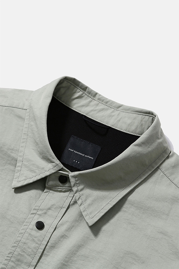 GEAR POCKET 셔츠 - 라이트 토프는 남성용 셔츠로, 봄과 여름에 착용하기 좋습니다. 캐주얼, 미니멀, 시티보이 스타일에 어울리며, 일상, 동네 마실, 여행, 산책 등 다양한 TPO에 활용할 수 있습니다. 라이트 토프 컬러의 오버핏 셔츠로, 레귤러 카라와 긴 소매 기장이 특징입니다. 얇은 두께감의 나일론, 면 혼방 소재에 등판 메쉬 요크, 3개의 입체 포켓, 소매 턱 디테일이 더해져 통기성을 높였습니다. 스냅 여밈 방식의 무지 셔츠로 편안하고 세련된 스타일을 연출해보세요.
