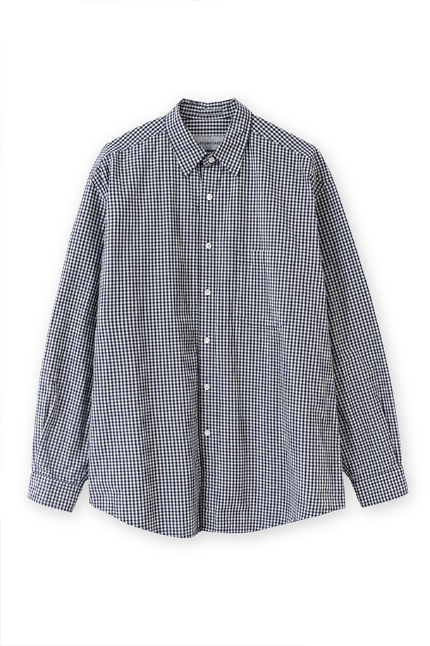 STEADY SHIRT (스테디 셔츠) - 다크 네이비는 클래식과 빈티지 무드를 담은 남성 셔츠입니다. 40수 1합 코튼 타입라이터 워셔 원단에 양면 기모, 바이오워싱 가공을 더해 부드러운 촉감을 선사합니다. 깅엄 체크 패턴과 차이나칼라, 여유로운 핏으로 편안한 착용감을 제공하며, 자개 단추와 왼쪽 가슴 포켓 디테일이 돋보입니다. 데이트룩 또는 비즈니스 캐주얼 스타일링에 적합하며, 미니멀하고 캐주얼한 스타일을 연출하기 좋습니다. 코츠사 봉제사 사용으로 내구성을 높였습니다.
