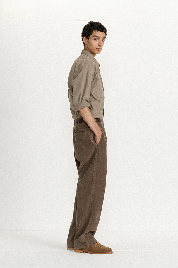 다크 베이지 색상의 WASHED WORK SHIRT (워시드 워크 셔츠)입니다. 면 소재로 제작되어 부드러운 촉감을 자랑하며, 사계절 내내 착용하기 좋습니다. 스탠다드 핏에 레귤러 기장으로, 베이직하면서 빈티지한 스타일을 연출합니다. 가슴 포켓, 캣아이 버튼, 스티치 디테일이 특징이며, 트윌 바이오 워싱, 가먼트 워싱, 후워싱 공법으로 내구성을 높였습니다. 출근룩, 비즈니스 캐주얼, 클래식, 미니멀, 워크웨어 스타일을 즐겨 입는 분들께 추천합니다.
