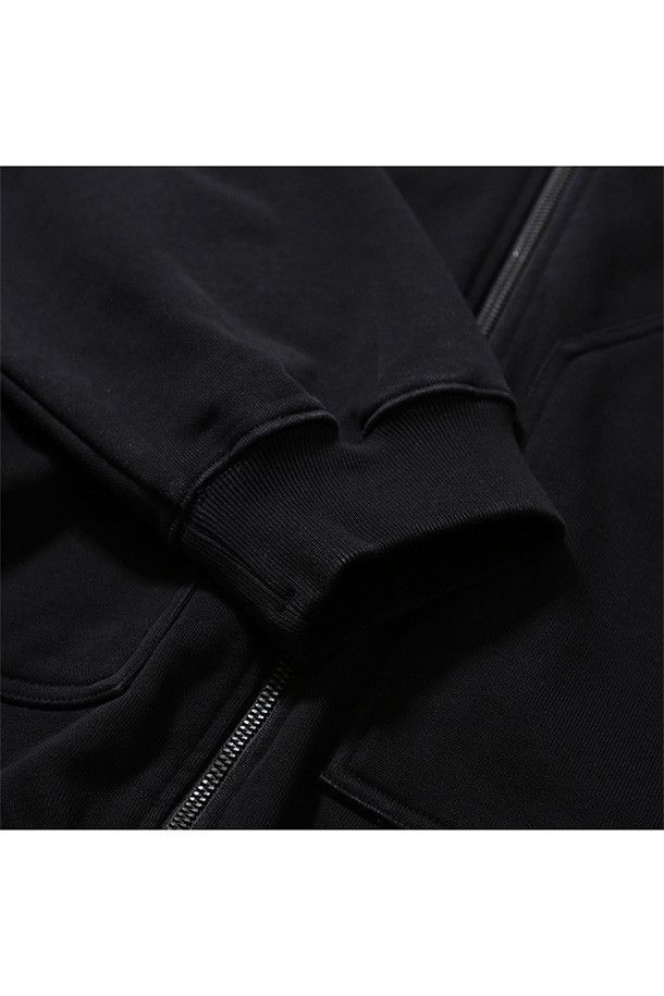 블랙 색상의 BAGGY ZIP 후드 스웨트입니다. 넉넉한 오버핏과 루즈핏으로 편안한 착용감을 선사하며, 가을과 겨울에 따뜻하게 입을 수 있습니다. 부드러운 면과 폴리에스테르 혼방 소재로 제작되었으며, 두꺼운 두께감으로 보온성을 높였습니다. 2웨이 지퍼, 사이드 패치 포켓, 손목 립 처리, 가먼트 워싱 디테일이 돋보입니다. 캠핑룩, 집콕룩, 캐주얼, 미니멀, 클래식 스타일을 연출하기 좋습니다.
