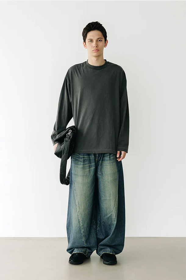 (CLESSTE) 피그먼트 다잉 L/S 티셔츠 위드 드로우스트링 - 페이드 블랙은 빈티지하면서도 모던한 스타일을 연출하는 공용 티셔츠입니다. 면 소재로 제작되어 부드러운 촉감을 선사하며, 봄, 가을에 착용하기 좋습니다. 와이드 핏과 라운드넥 디자인으로 편안한 착용감을 제공하며, 밑단 드로우스트링과 스토퍼 디테일이 특징입니다. 피그먼트 다잉 가공으로 은은한 색감과 자연스러운 워싱을 더했습니다. 산책룩, 집콕룩 등 캐주얼, 미니멀, 시티보이 스타일을 즐기는 분들께 추천합니다.
